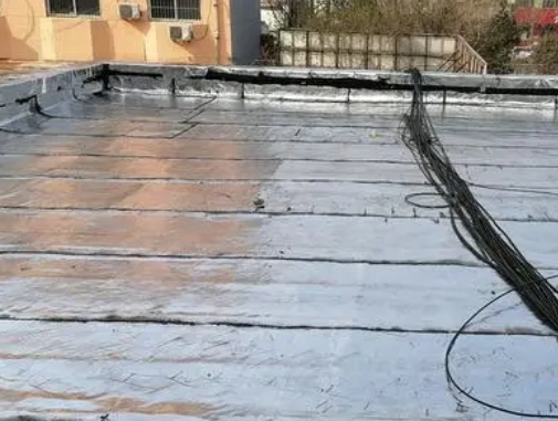 三水卫生间漏水维修公司分享下三水屋面楼顶防水刚性防水层施工要点。